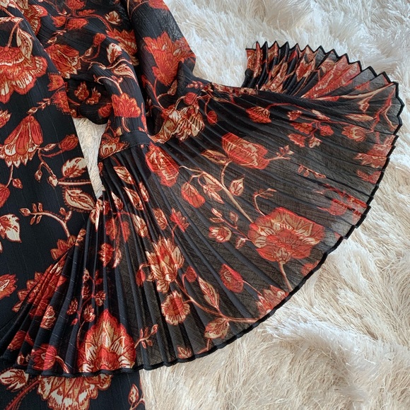 Chico’s top. Size 1 (8-10 M). Black base with rust floral print. Pretty pleats! - Picture 4 of 6